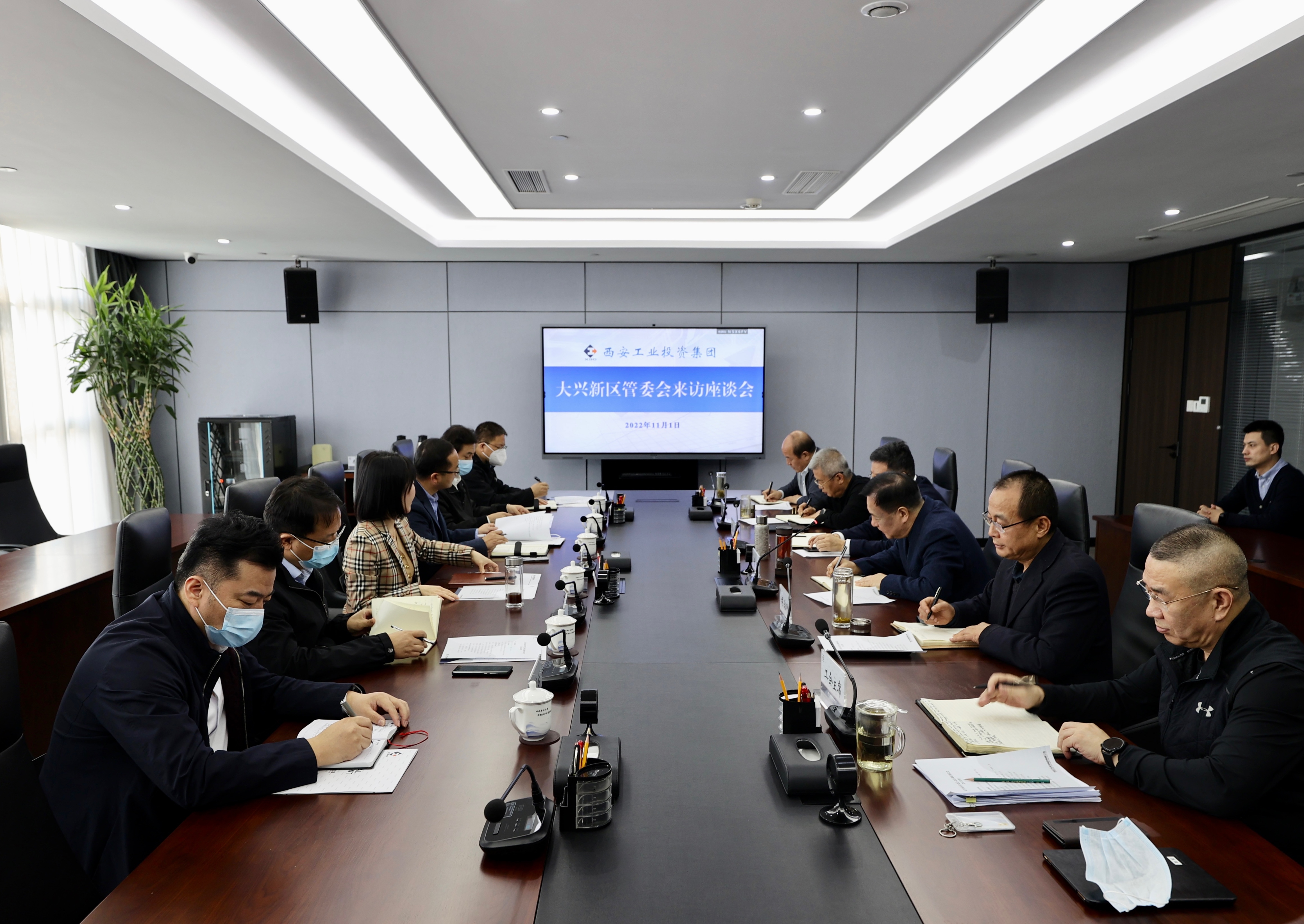 莲湖区委常委武蓉一行到拉斯维加斯3499集团举行事情交流