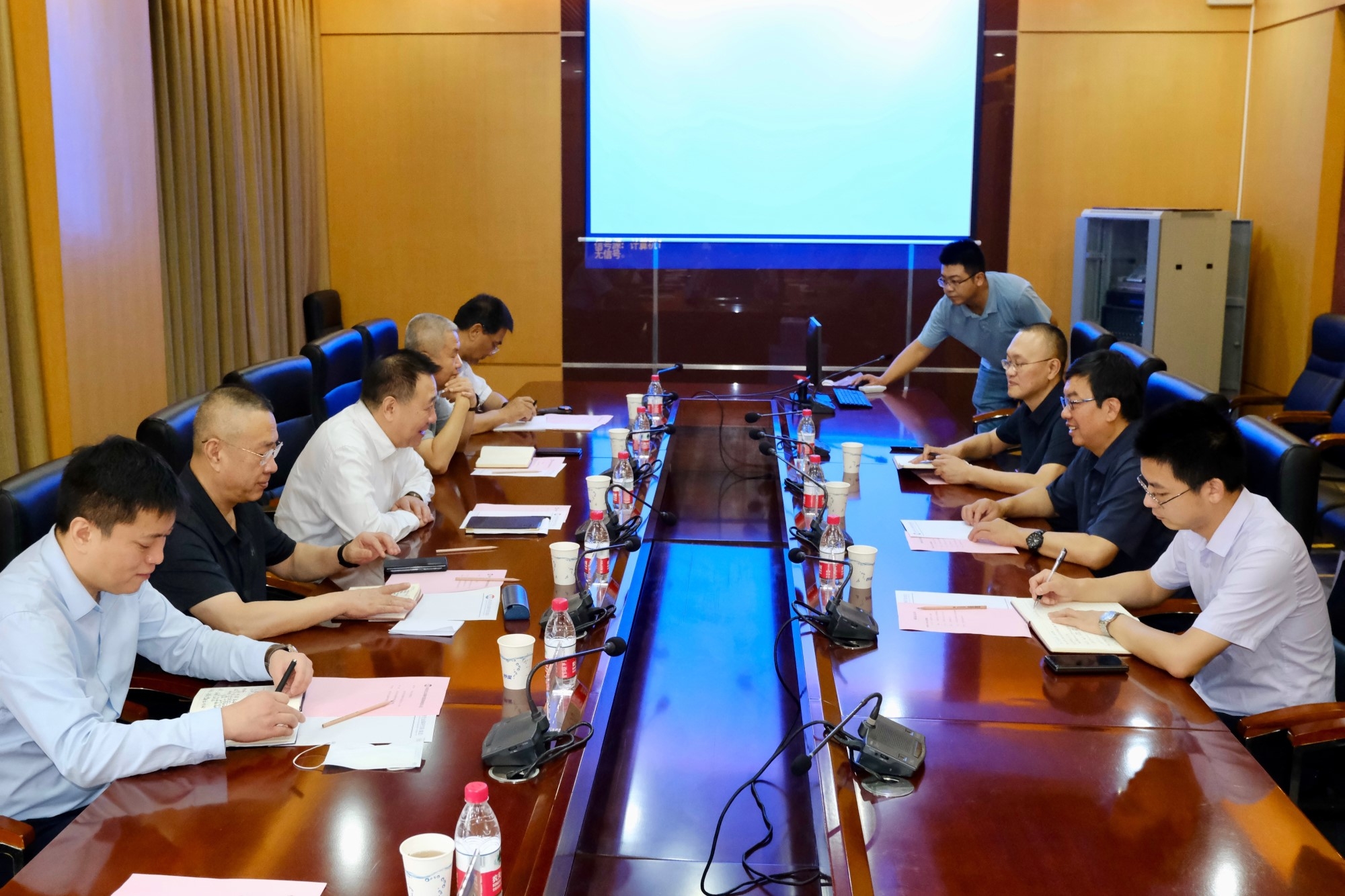 拉斯维加斯3499集团党委书记、董事长金辉造访西北有色金属研究院