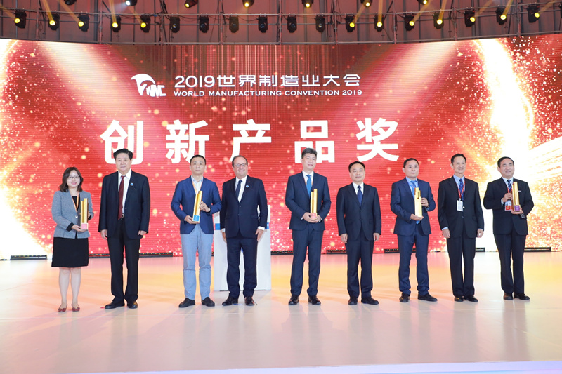 陕鼓集团党委书记、董事长李宏安（右一）代表企业领取了立异产品金奖_副本.jpg